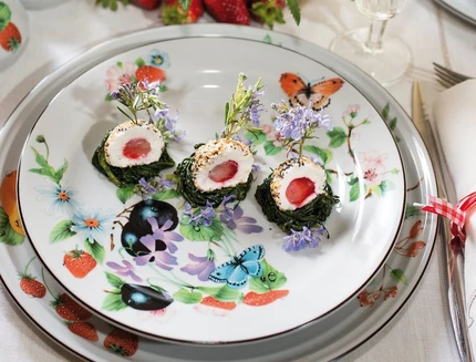 bon-bon-di-caprino-con-cuore-di-fragola-ai-semi-in-nido-di-agretti_a499
