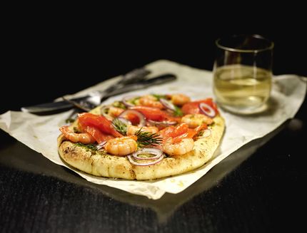Pizza mit Lachs, Garnelen und Zwiebeln