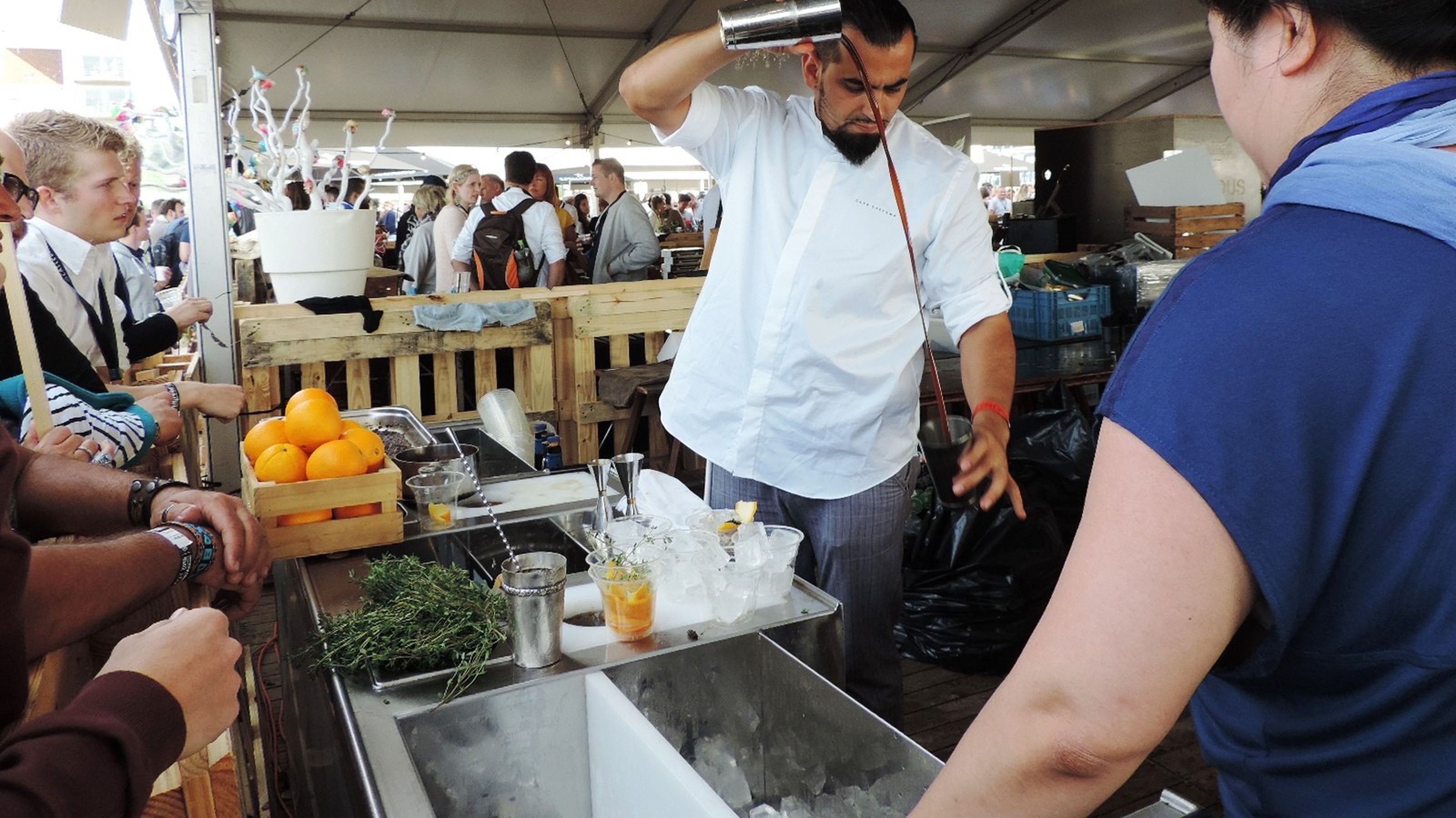 Il Barman Gegam Kazarian del Kazaris Project di Alicante prepara il suo cocktail a base di caffe, bourbon e marmellata di fichi da abbinare al manzo affumicato dello chef amerticano