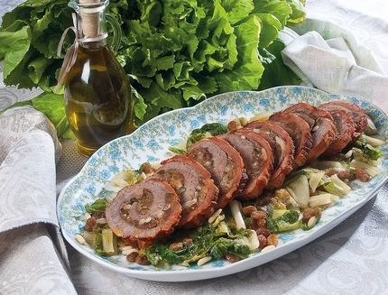braciola-con-uvetta-e-pinoli-al-pomodoro-e-scarola-ripassata_a266