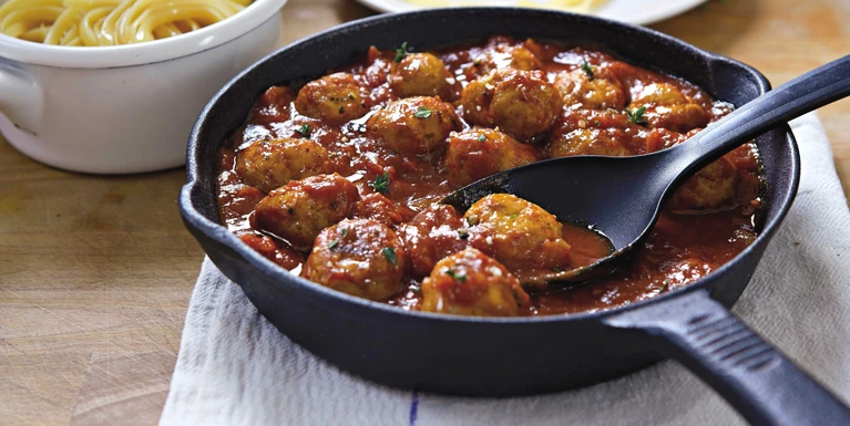 Hackb√§llchen in Tomatensauce zu Linguine